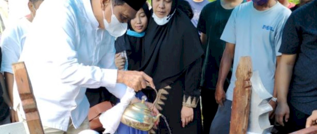 Bupati Barru, Suardi Saleh ikut salat jenazah salah satu warganya yang jadi korban gempa Sulbar. Hingga mengantar ke pemakaman di Bojo, Barru. 