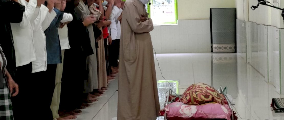Bupati Barru, Suardi Saleh ikut salat jenazah salah satu warganya yang jadi korban gempa Sulbar. Hingga mengantar ke pemakaman di Bojo, Barru. 