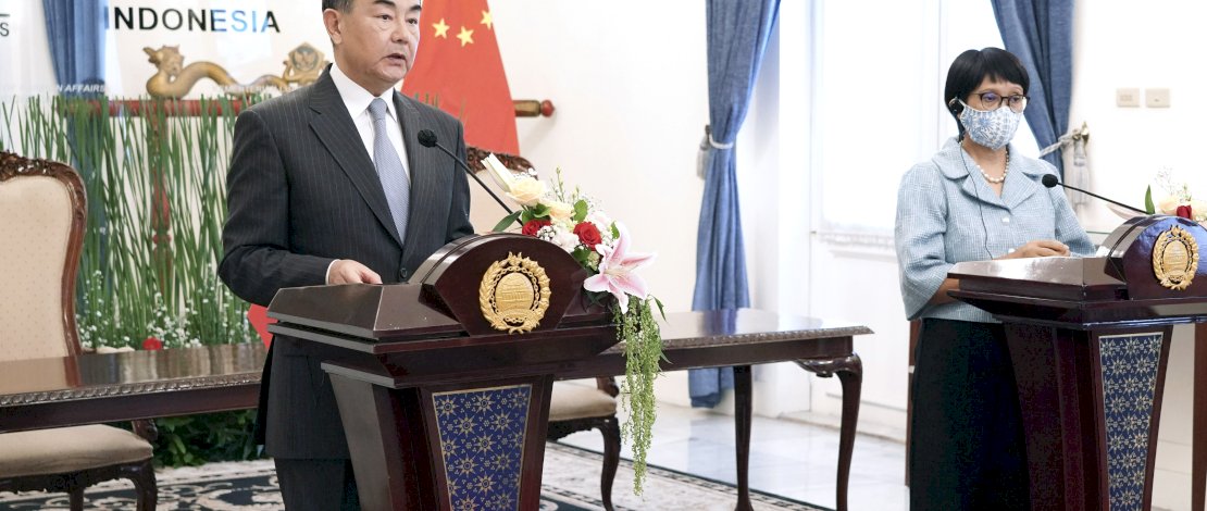 Menteri Luar Negeri China Wang Yi (kiri) dan Menlu RI, Retno Marsudi di Jakarta pada hari Rabu. (AP)
