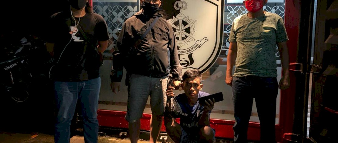 Pelaku pencurian dibekuk bersama barang bukti.