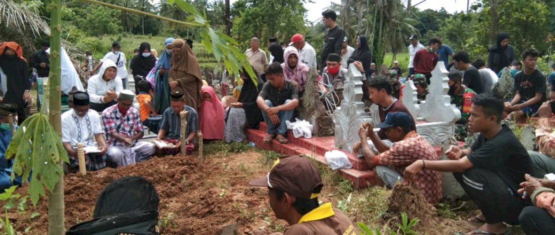 Prosesi pemakaman Muhammad Andra Palemba di kampung halaman ibunya di Bulisu, Kelurahan Kassa, Kecamatan Batulappa, Pinrang, Sabtu, 16 Januari 2021.