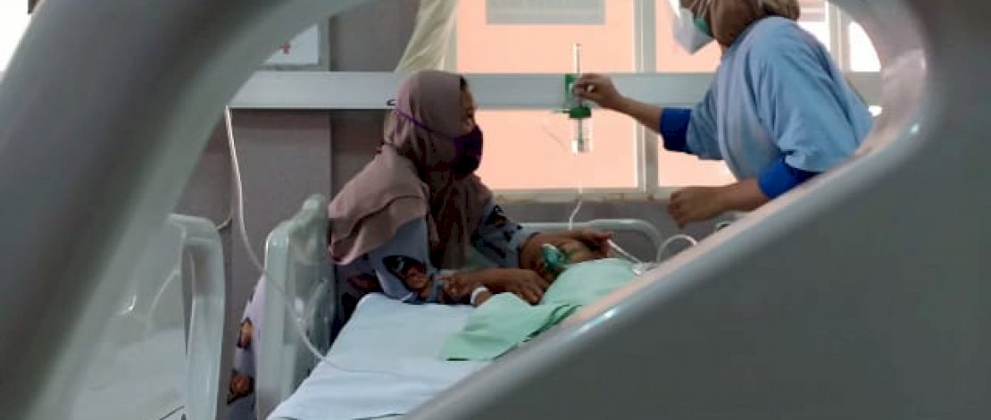 Sitti Fatimah dan putranya di ICU RSU Andi Makkasau Parepare.