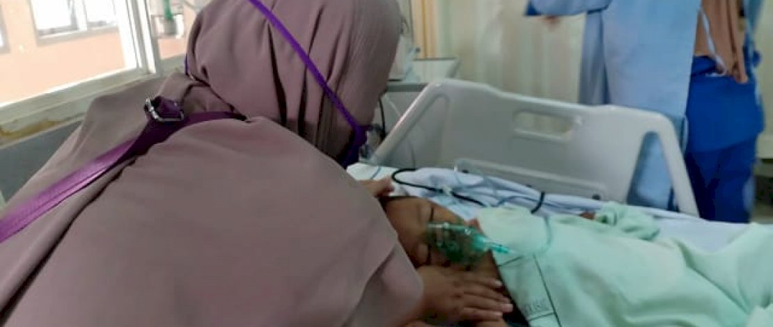 Sitti Fatimah dan putranya di ICU RSU Andi Makkasau Parepare.