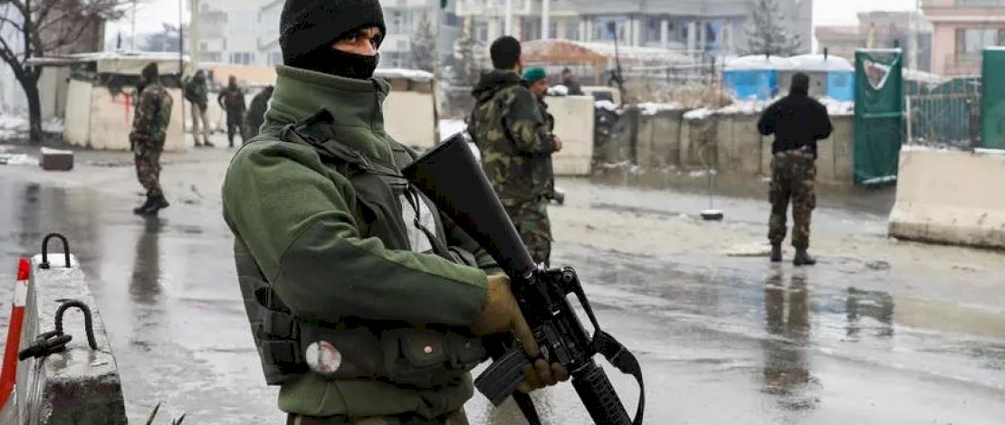 Personel keamanan Afghanistan berjaga di dekat pangkalan Militer Marsekal Fahim di Kabul pada 11 Februari 2020. (AFP)