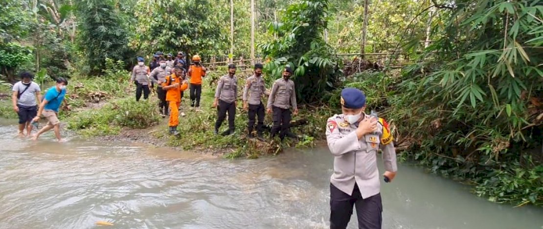 Sat Brimob Polda Sulsel saat berangkat ke lokasi longsor di Majene, Sulbar.