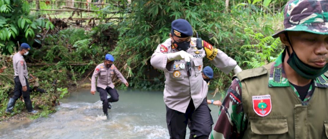 Sat Brimob Polda Sulsel saat berangkat ke lokasi longsor di Majene, Sulbar.