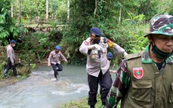 Brimob Sulsel Bantu Cari 1 KK yang Tertimbun Longsor Akibat Gempa Majene Sulbar di Desa Mekatta Kecamatan Malunda