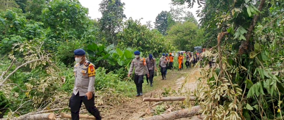 Sat Brimob Polda Sulsel saat berangkat ke lokasi longsor di Majene, Sulbar.