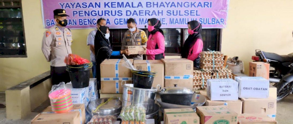 Bantuan Bhayangkari Polda Sulsel untuk korban gempa Sulbar.
