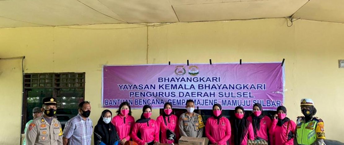 Bantuan Bhayangkari Polda Sulsel untuk korban gempa Sulbar.