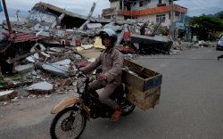 Detik-detik Kadis PU Mamuju dan Istri Tertimbun Reruntuhan, Dia Selamat karena Ini