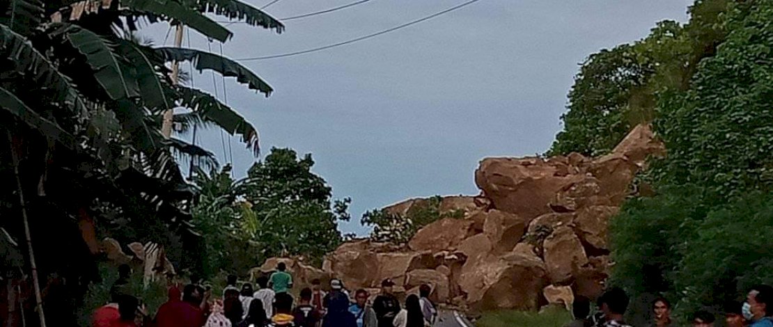 Longsor di Desa Oneng Utara, Majene. Sempat menghambat jalur transportasi dari Majene ke Mamuju, Sulbar.