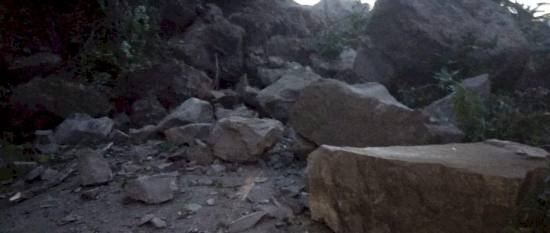 Material longsor menutup badan jalan yang menghubungkan Majene dan Mamuju. Akibatnya, antrean kendaraan mengular. (Foto: Zakir Sabara/Relawan Kemanusiaan FTI UMI)