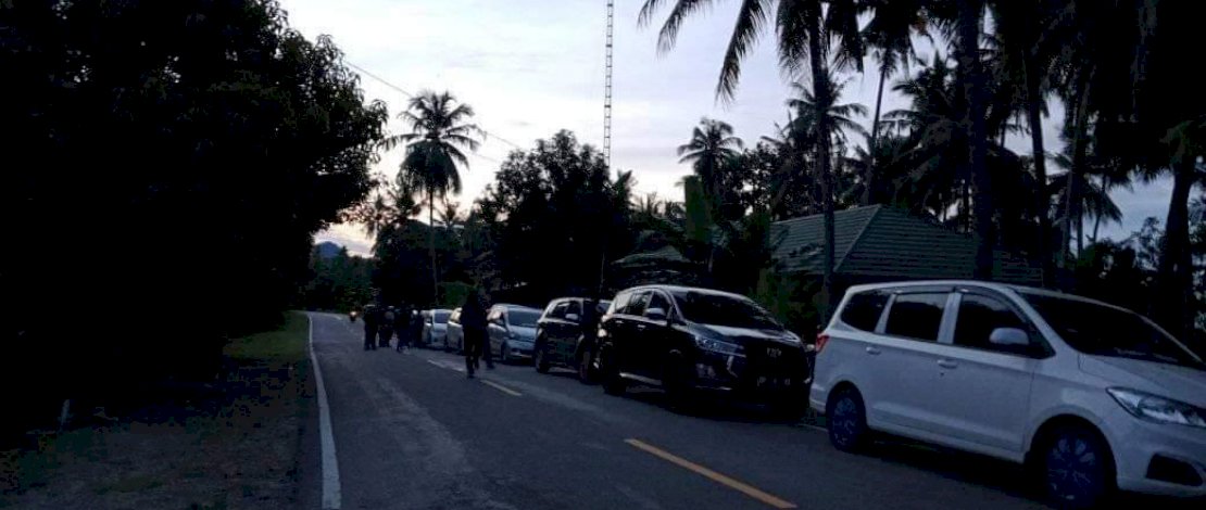 Material longsor menutup badan jalan yang menghubungkan Majene dan Mamuju. Akibatnya, antrean kendaraan mengular. (Foto: Zakir Sabara/Relawan Kemanusiaan FTI UMI)