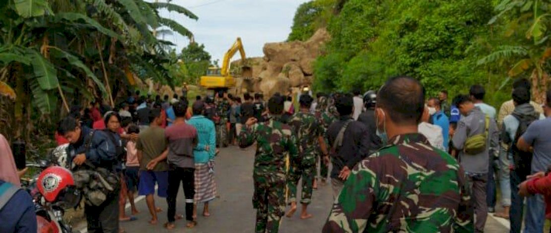 Alat berat sedang bekerja memindahkan material longsor di Onang, Kecamatan Tubo Sendana, Majene.