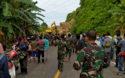 Satu Alat Berat Berusaha Memindahkan Material Longsor di Kilometer 60 Majene-Mamuju