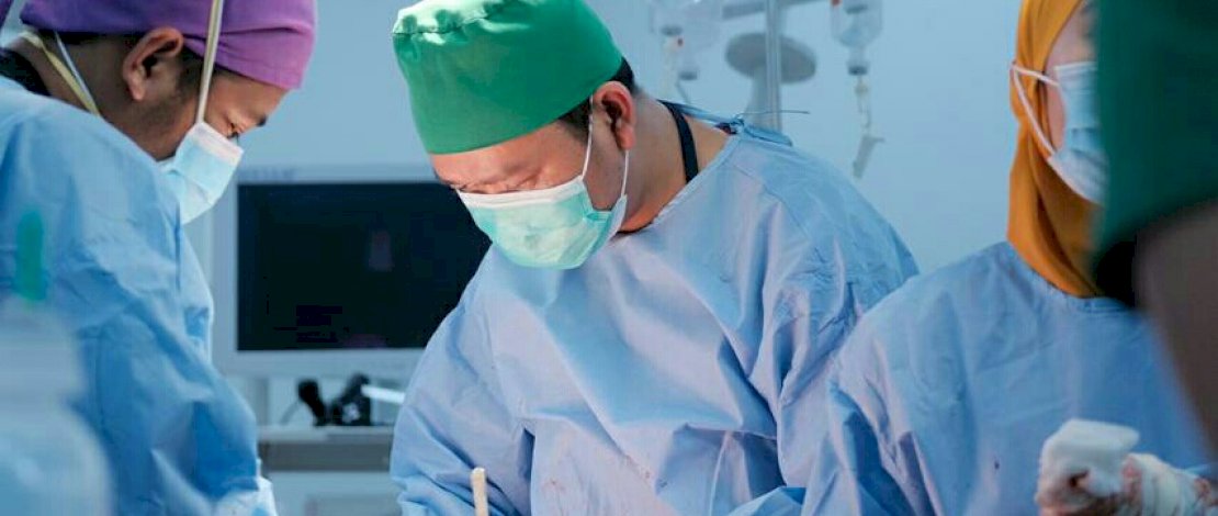 Dokter Fadli Ananda melakukan operasi caesar warga terdampak gempa di RS Regional Mamuju, Minggu malam, 17 Januari 2020. 