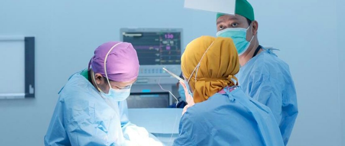 Dokter Fadli Ananda melakukan operasi caesar warga terdampak gempa di RS Regional Mamuju, Minggu malam, 17 Januari 2020. 