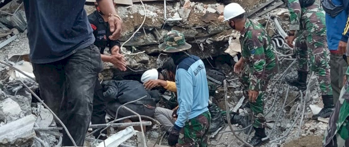 Proses evakuasi korban reruntuhan di kantor gubernur Sulbar.