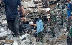 Detik-detik Prajurit TNI AL Selamatkan 2 Sekuriti yang Terjepit 12 Jam di Reruntuhan Gedung