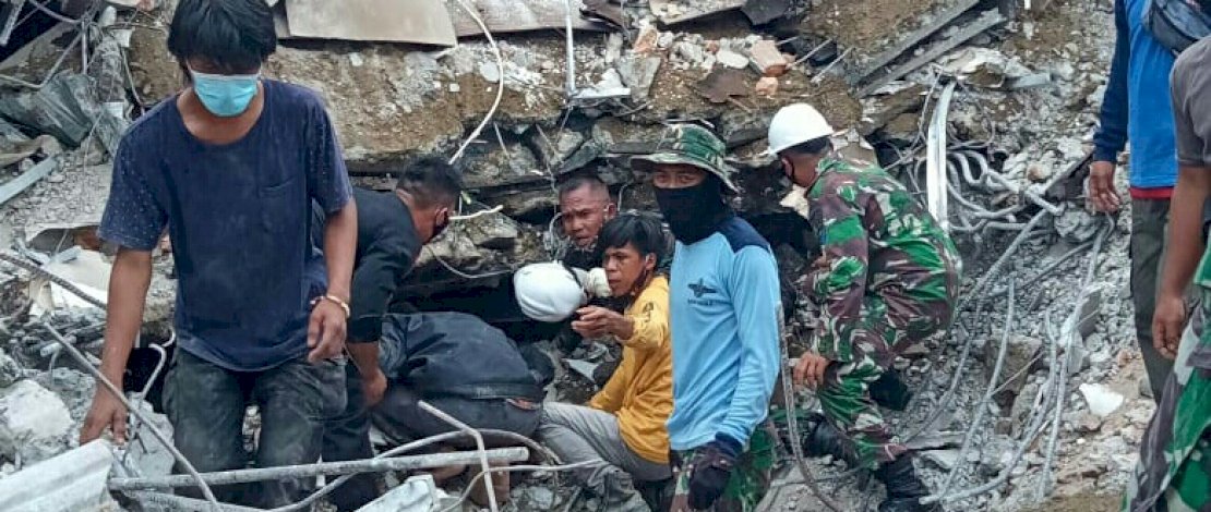 Proses evakuasi korban reruntuhan di kantor gubernur Sulbar.