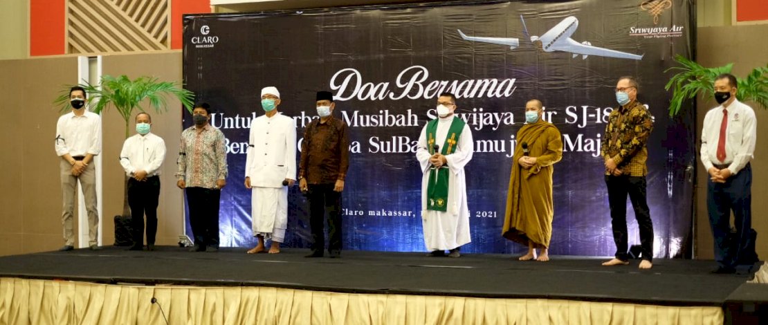 Doa bersama pemuka agama atas serentetan bencana di tanah air dalam beberapa hari ini. Doa bersama pemuka agama atas serentetan bencana di tanah air dalam beberapa hari ini.
