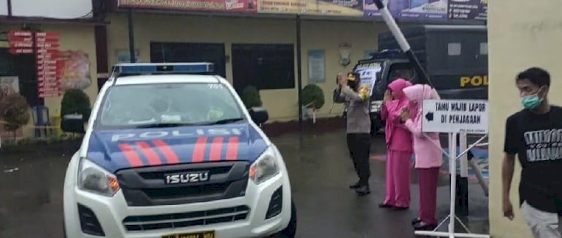 Kapolres Gowa dan Ketua Bhayangkari Polres Gowa, melepas bantuan untuk korban gempa Sulbar.