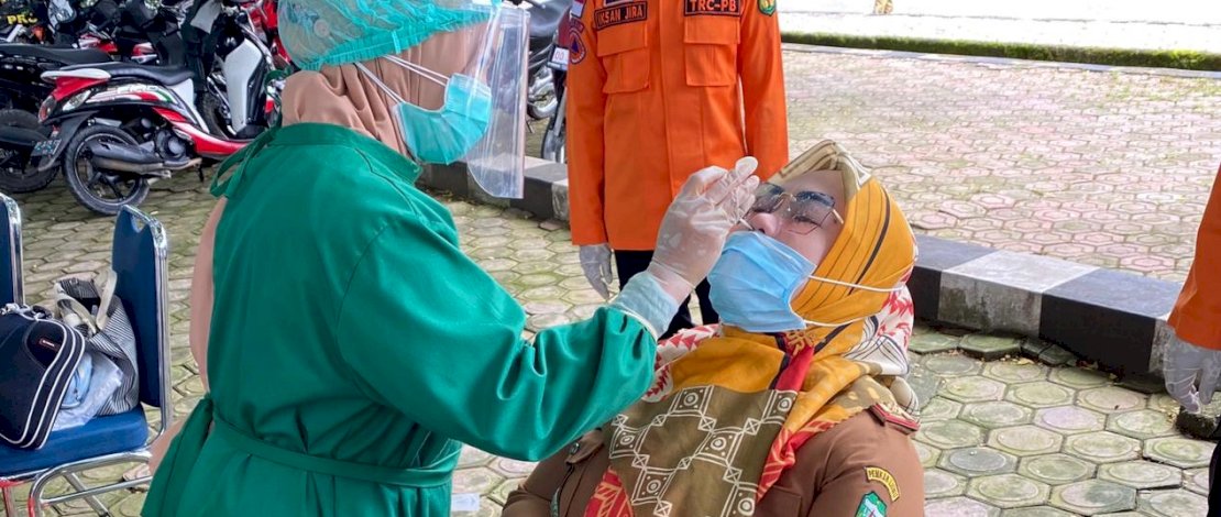 Salah seorang pejabat Pemkab Luwu dirapid test antigen, Senin, 18 Januari 2021.