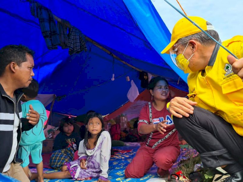 Taufan Pawe Bagikan Paket Sembako ke Korban Gempa Sulbar