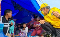 Taufan Pawe Bagikan Paket Sembako ke Korban Gempa Sulbar