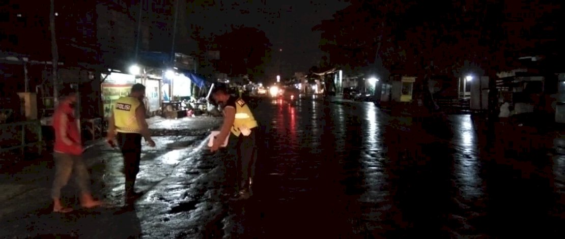 Petugas dari Satlantas Polres Gowa, melakukan olah TKP di Panciro, Gowa.