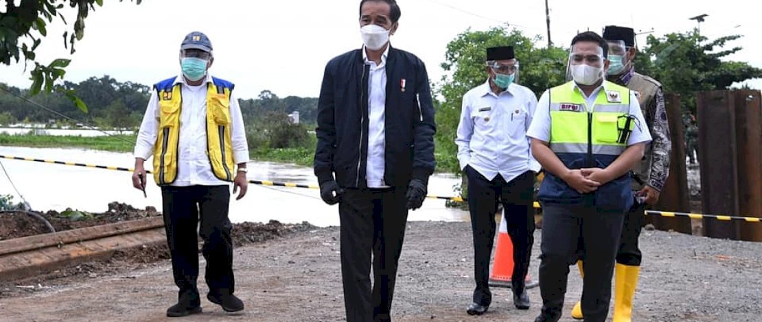 Jokowi saat meninjau lokasi terdampak banjir Kalimantan Selatan. Jokowi saat meninjau lokasi terdampak banjir Kalimantan Selatan.