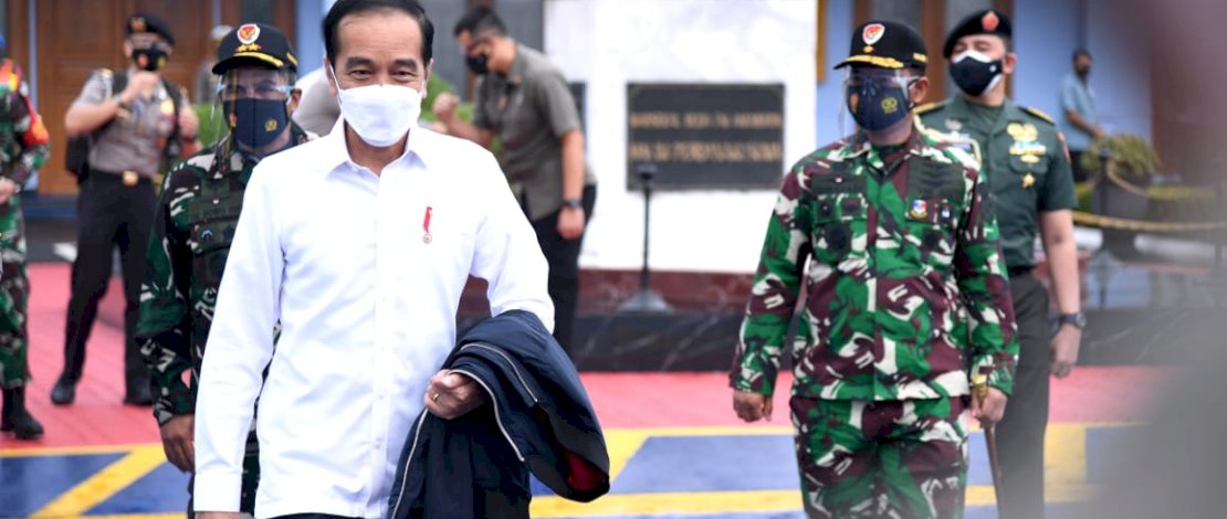 Presiden Jokowi sebelum bertolak ke Sulbar dari Bandara Halim Perdanakusuma, Jakarta. (Sumber: Setpres RI).