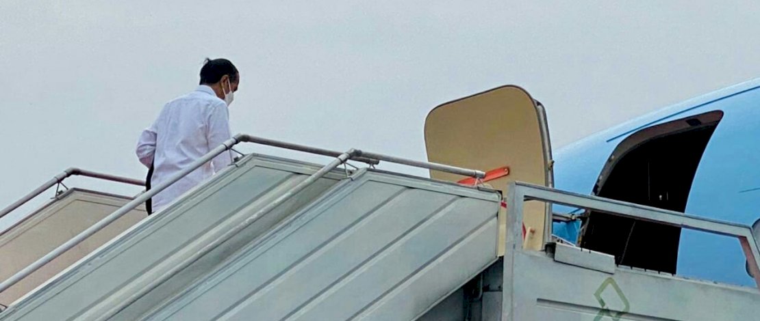 Presiden Jokowi sebelum bertolak ke Sulbar dari Bandara Halim Perdanakusuma, Jakarta. (Sumber: Setpres RI).