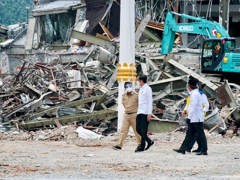 Jokowi Tinjau Kantor Gubernur Sulbar yang Terdampak Gempa