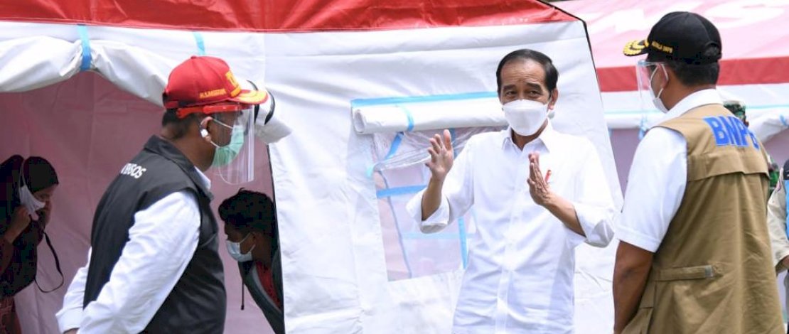 Jokowi mengunjungi lokasi pengungsian di Stadion Manakarra,