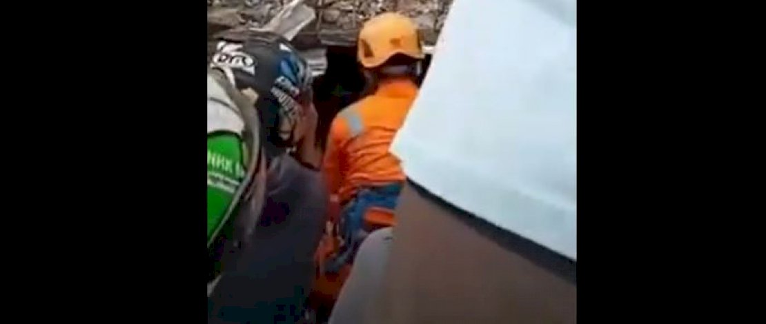 Proses evakuasi perawat RS Mitra Manakarra yang selamat setelah 4 hari terkurung di dalam reruntuhan.