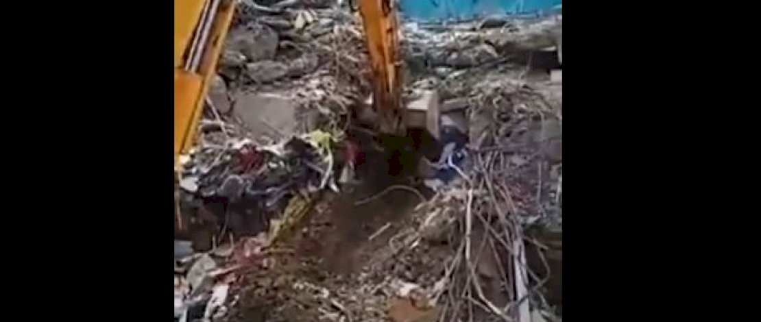 Proses evakuasi perawat RS Mitra Manakarra yang selamat setelah 4 hari terkurung di dalam reruntuhan.