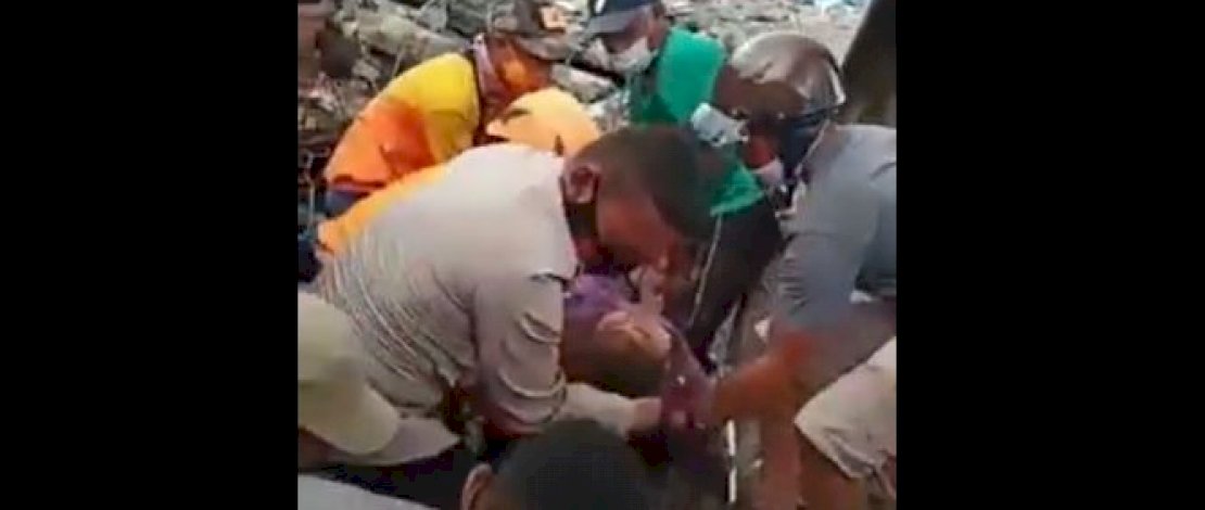 Proses evakuasi perawat RS Mitra Manakarra yang selamat setelah 4 hari terkurung di dalam reruntuhan.