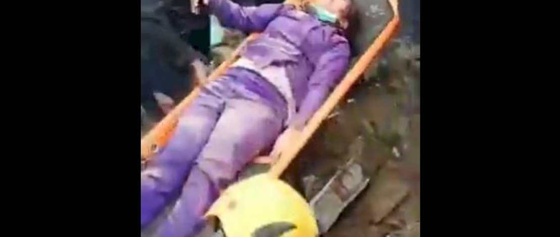 Proses evakuasi perawat RS Mitra Manakarra yang selamat setelah 4 hari terkurung di dalam reruntuhan.