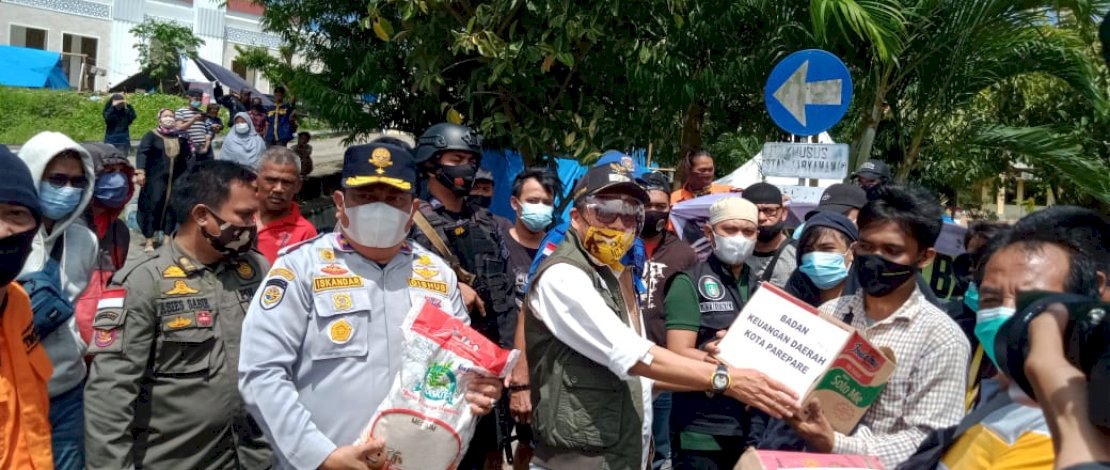 Taufan Pawe Serahkan Bantuan Pemkot Parepare kepada Korban Gempa Sulbar