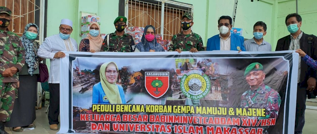 Rektor UIM Majdah M Zain menyerahkan paket bantuan untuk korban gempa Sulbar, Selasa, 19 Januari 2021.