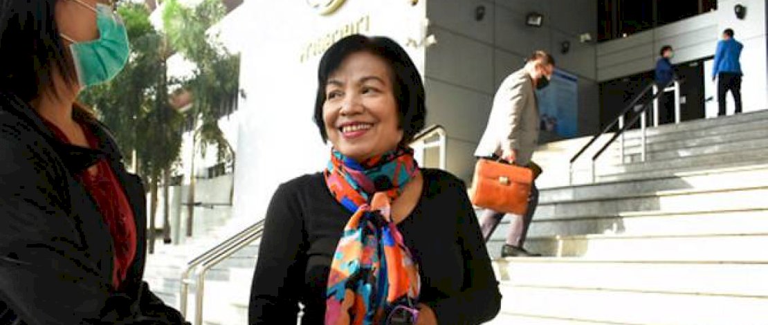 Anchan (kanan) berbicara dengan temannya saat dia tiba di Pengadilan Kriminal Bangkok di Bangkok, Thailand, Selasa, 19 Jan 2021. (Foto: AP)