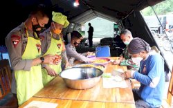 Bantu Korban Gempa, Brimob Polda Sulsel Hadirkan Dapur Lapangan dan Water Treatment