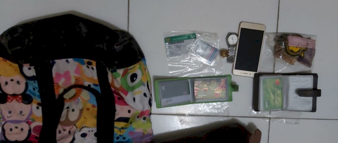 Gilbert dan barang bukti hasil curiannya.