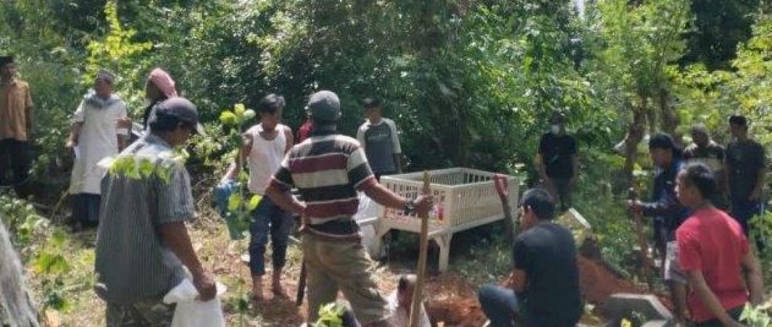 Proses pemakaman Kaeluddin.