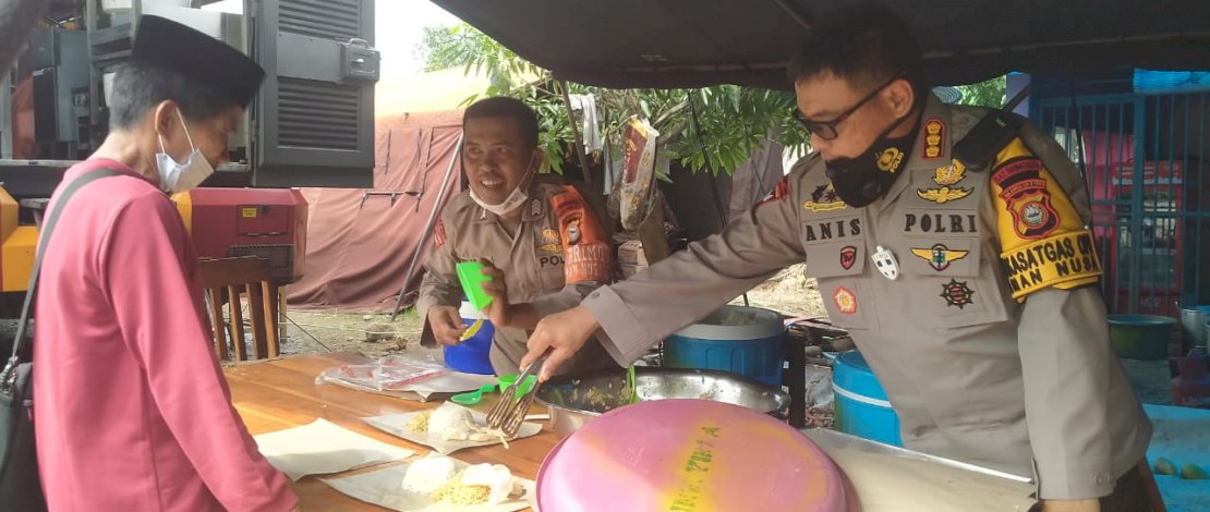 Dansat Brimob, Kombes Pol Muhammad Anis melayani langsung pengungsi korban gempa Sulbar. 