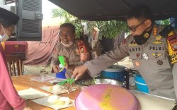 Dansat Brimob Polda Sulsel Turun Langsung Bagikan Nasi Bungkus kepada Warga Majene