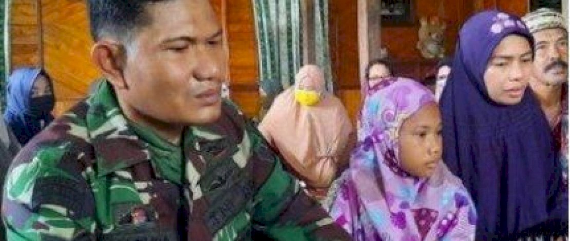 Sertu Palemba tak mampu menyembunyikan kesedihannya ditinggal putra sulungnya, Muh Andra Palemba. 