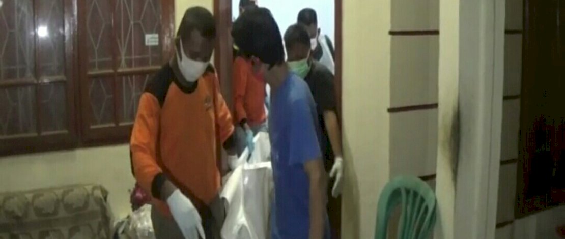 Jenazah Yustinus Pa, dievakuasi dari rumahnya ke mobil ambulans.